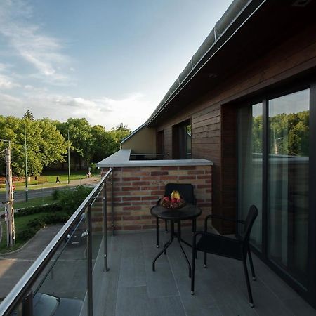 Almásy Apartmanház Gyula Esterno foto