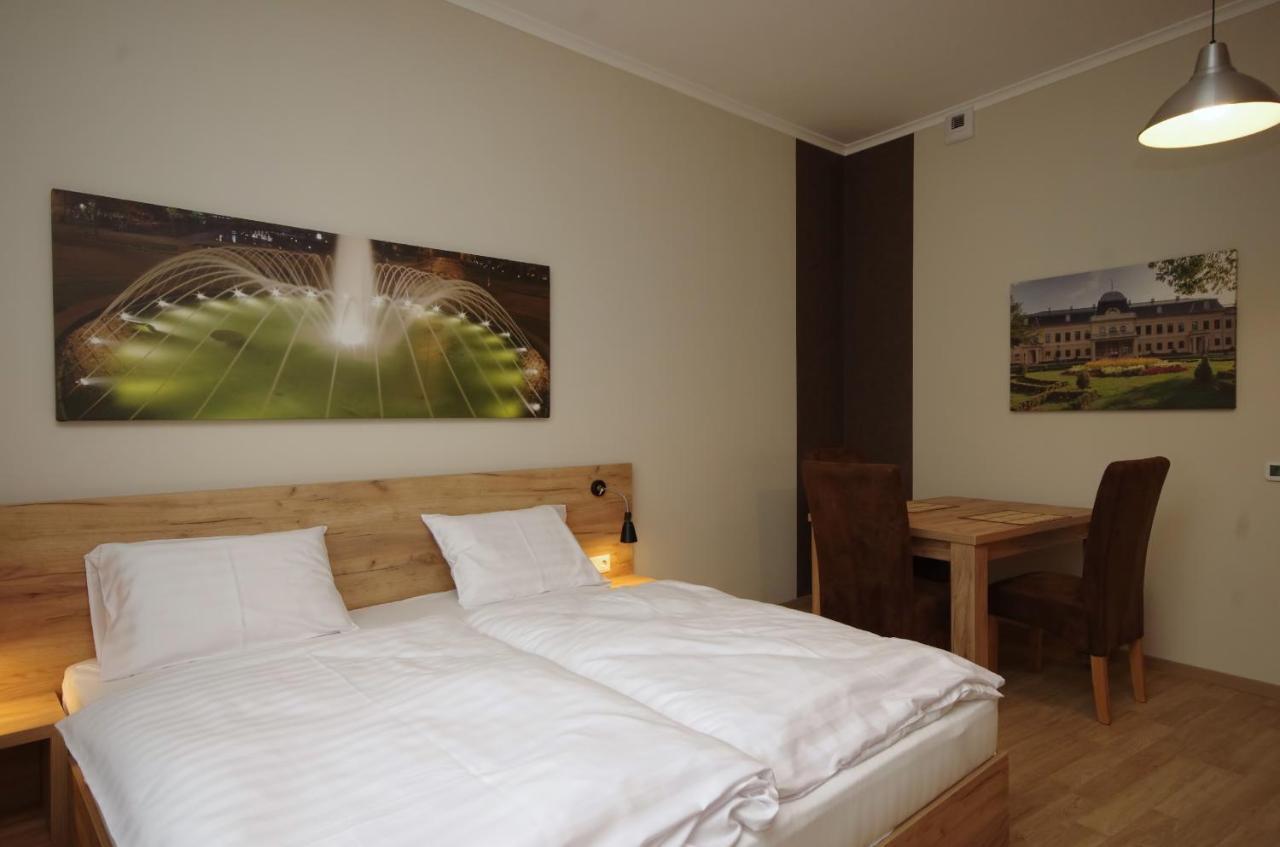 Almásy Apartmanház Gyula Esterno foto