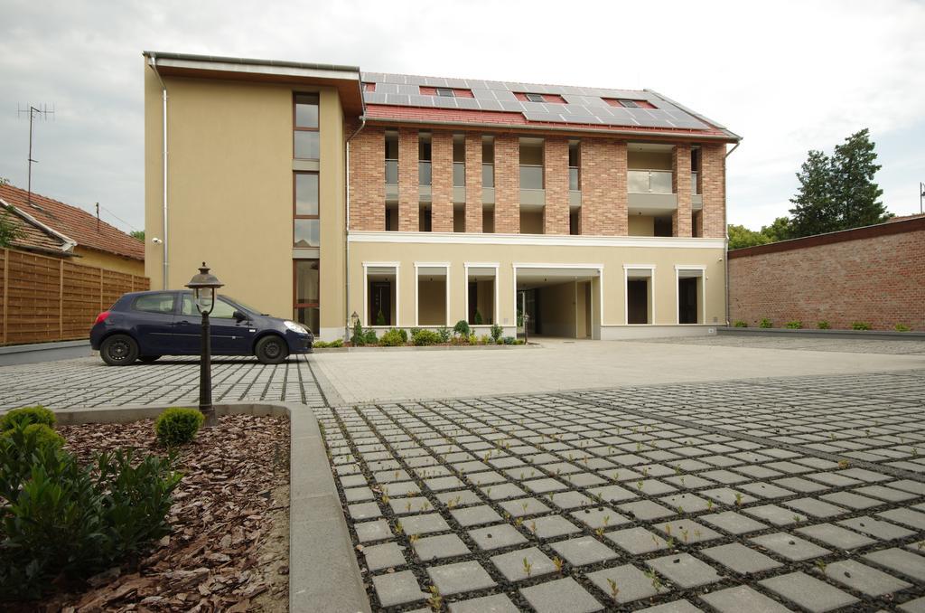 Almásy Apartmanház Gyula Esterno foto
