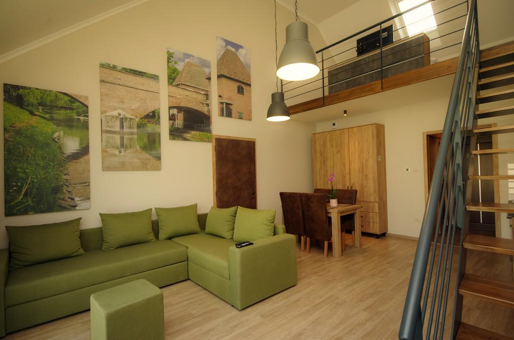 Almásy Apartmanház Gyula Esterno foto