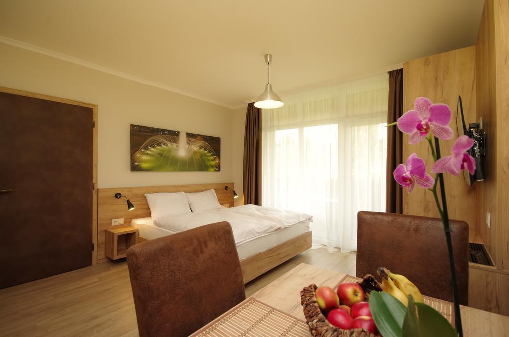 Almásy Apartmanház Gyula Esterno foto