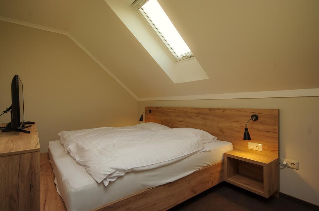 Almásy Apartmanház Gyula Esterno foto