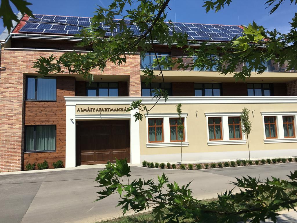 Almásy Apartmanház Gyula Esterno foto