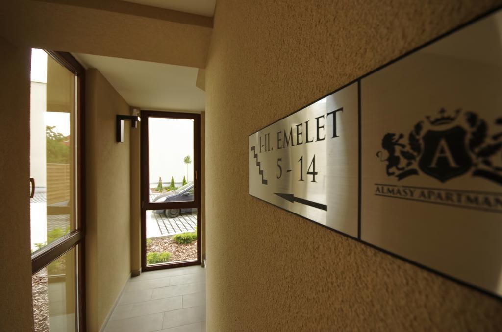 Almásy Apartmanház Gyula Esterno foto